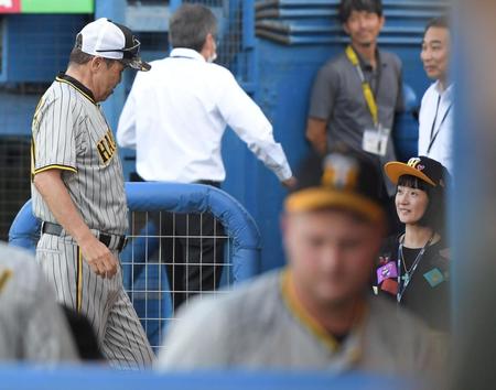 　試合前、岡田監督（左）にあいさつする千秋（撮影・高部洋祐）