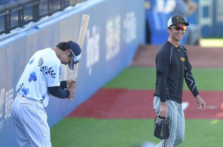 　試合前、武岡（左）にバットをプレゼントした近本（撮影・高部洋祐）