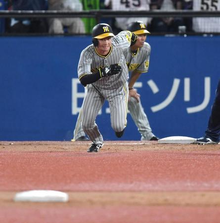 　５回、二塁へスタートを切る近本（撮影・棚橋慶太）