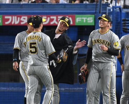 　７回、好守を見せた近本（５）を出迎える伊藤将（中）と岩貞（撮影・棚橋慶太）