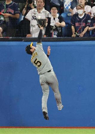 　７回、長岡の中飛を好捕する近本