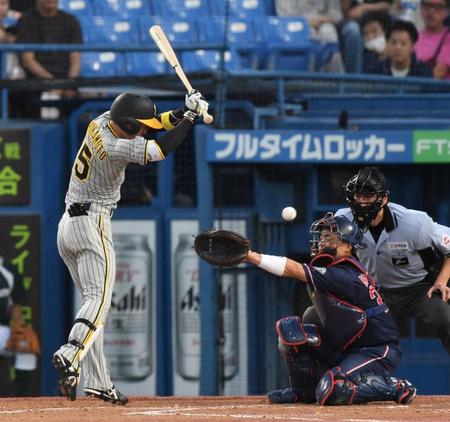 　３回、死球を受ける近本（撮影・棚橋慶太）