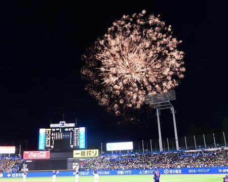 　花火があがる神宮球場（撮影・金田祐二）