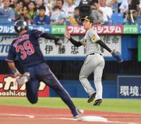 　１回、サンタナに適時打を許した青柳。左は三塁を回る一走宮本