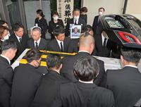 　友人らによって運び込まれる横田慎太郎さんの棺