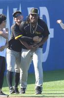 　糸原（左から２人目）に抱きつかれるミエセス（撮影・高部洋祐）