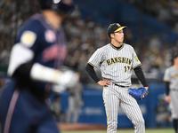 　５回、村上に２ランを浴びがっくりの青柳（撮影・金田祐二）