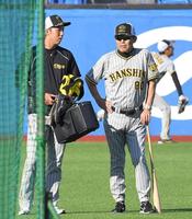 　試合前、話し込む青柳（左）と岡田監督（撮影・高部洋祐）