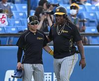 　梅野にあいさつするミエセス（撮影・金田祐二）