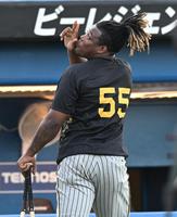 　ナインにあいさつして練習を引き揚げるミエセス（撮影・金田祐二）