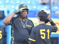 　試合前、中野（右）と共にポーズを決めるミエセス（撮影・高部洋祐）