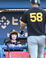 　練習を見る千秋（撮影・金田祐二）