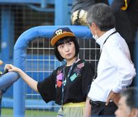 　百北球団社長（右）と話す千秋（撮影・高部洋祐）