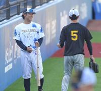 　試合前、近本（右）からバットをプレゼントされた武岡（撮影・高部洋祐）