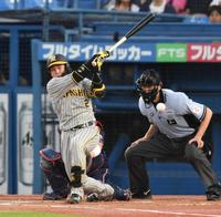 　３回、二塁打を放つ梅野（撮影・棚橋慶太）