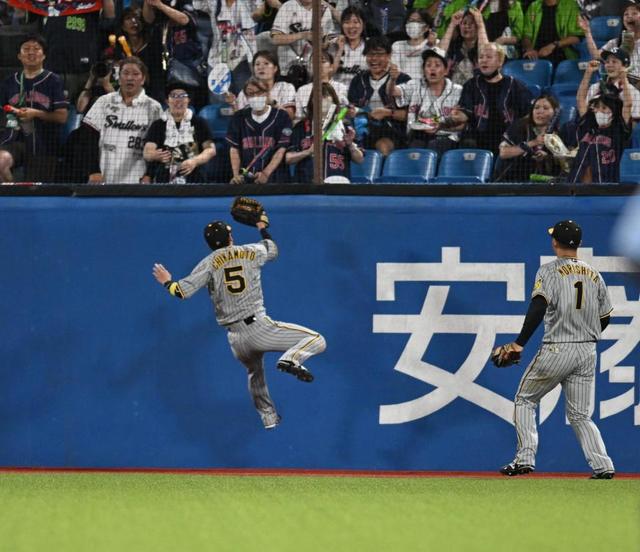 阪神・近本が超絶ファインプレー！長岡の右中間への打球を背走→逆