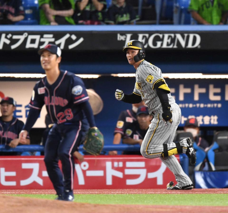 　７回、適時三塁打を放つ森下。投手小川