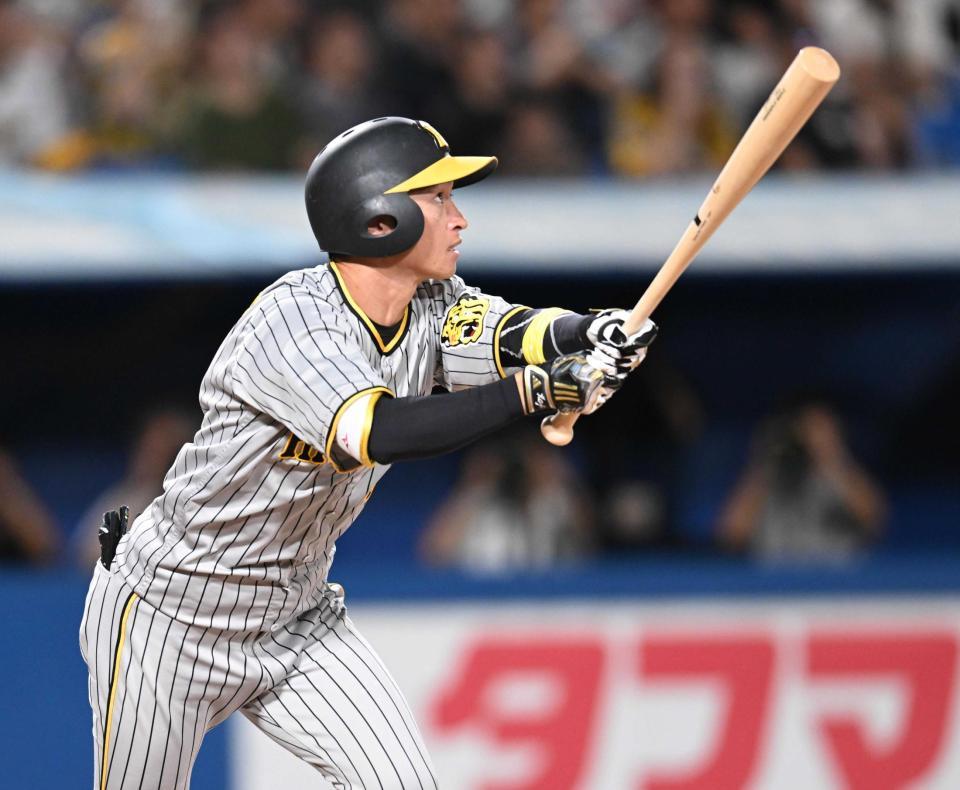 　８回、いい当たりの中飛を放つ近本