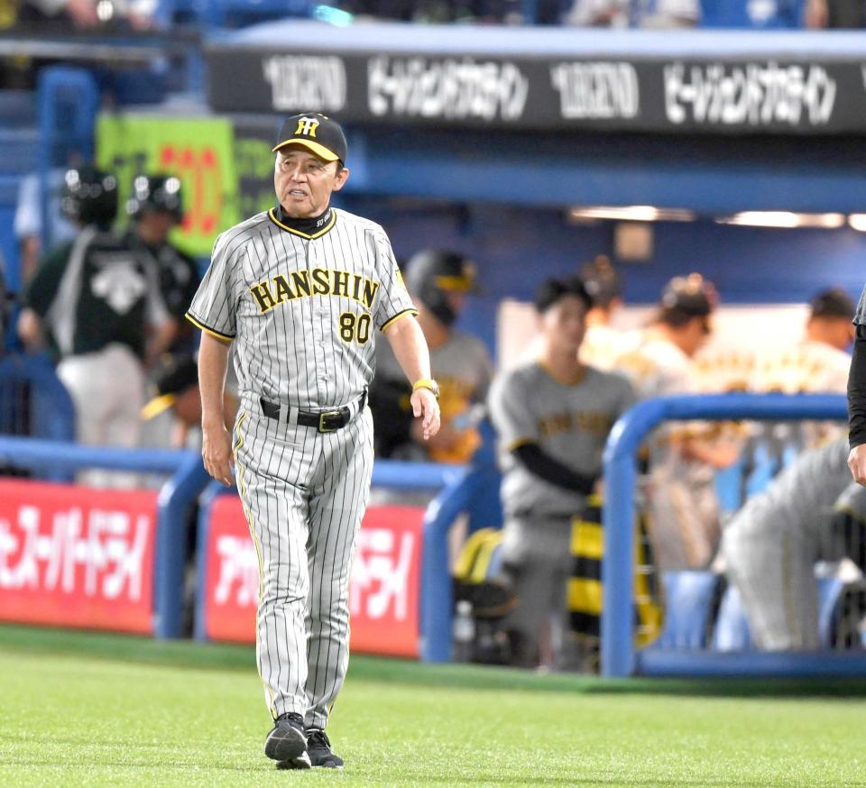 　ヤクルトに敗れ、厳しい表情でグラウンドを後にする岡田監督