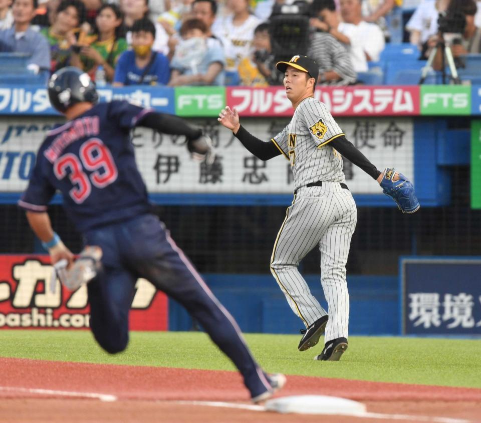 　１回、サンタナに適時打を許した青柳。左は三塁を回る一走宮本