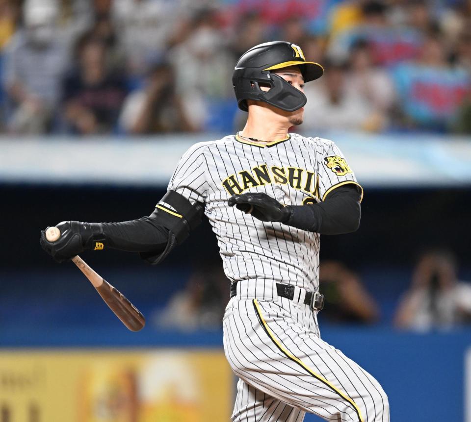 　９回、右前打を放つ佐藤輝（撮影・金田祐二）