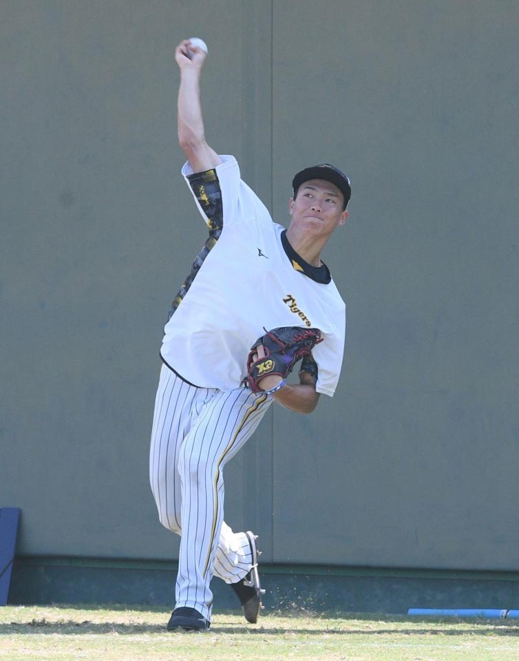 　キャッチボールする湯浅（撮影・石井剣太郎）