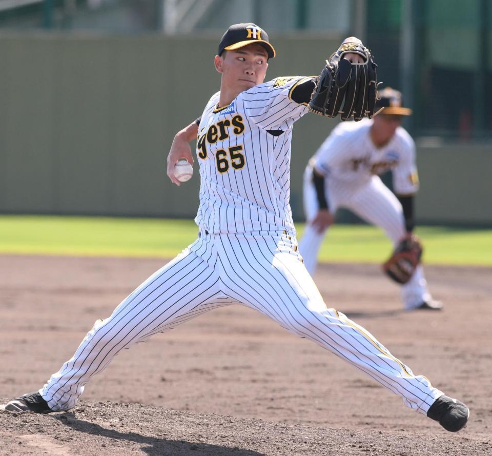 　力投する湯浅（撮影・石井剣太郎）