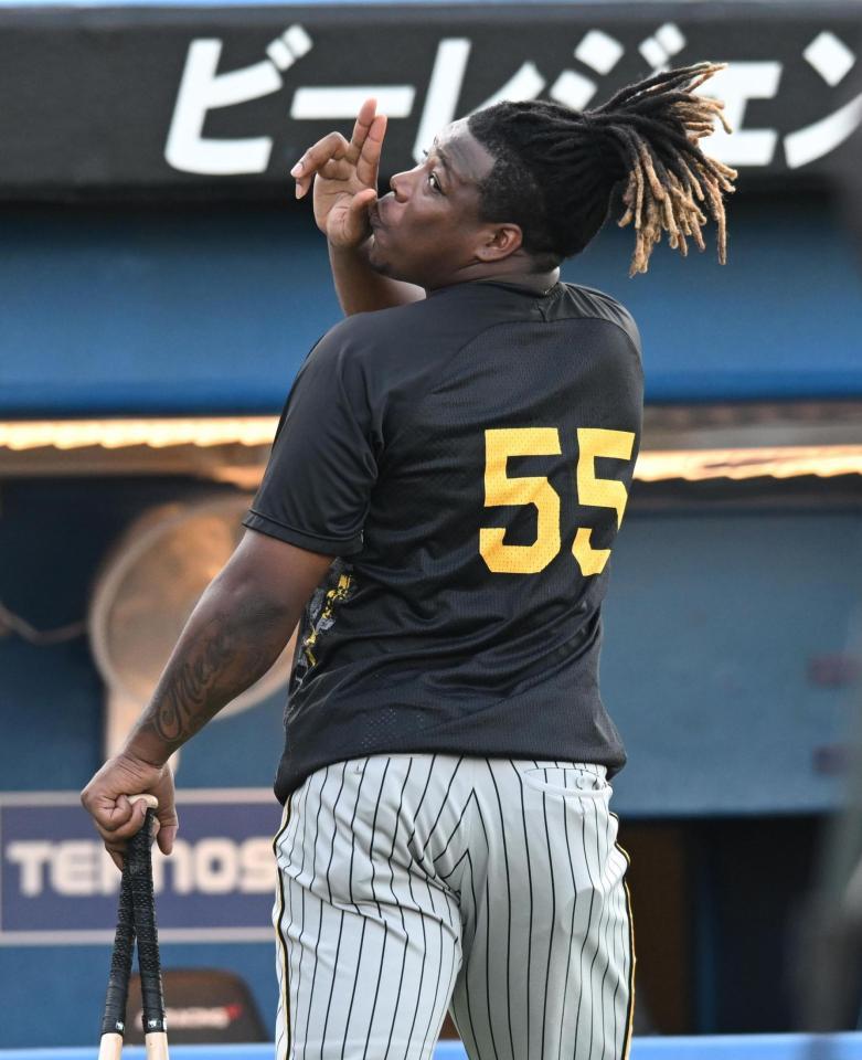 　ナインにあいさつして練習を引き揚げるミエセス（撮影・金田祐二）