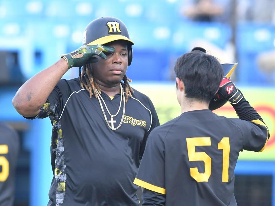 　試合前、中野（右）と共にポーズを決めるミエセス（撮影・高部洋祐）