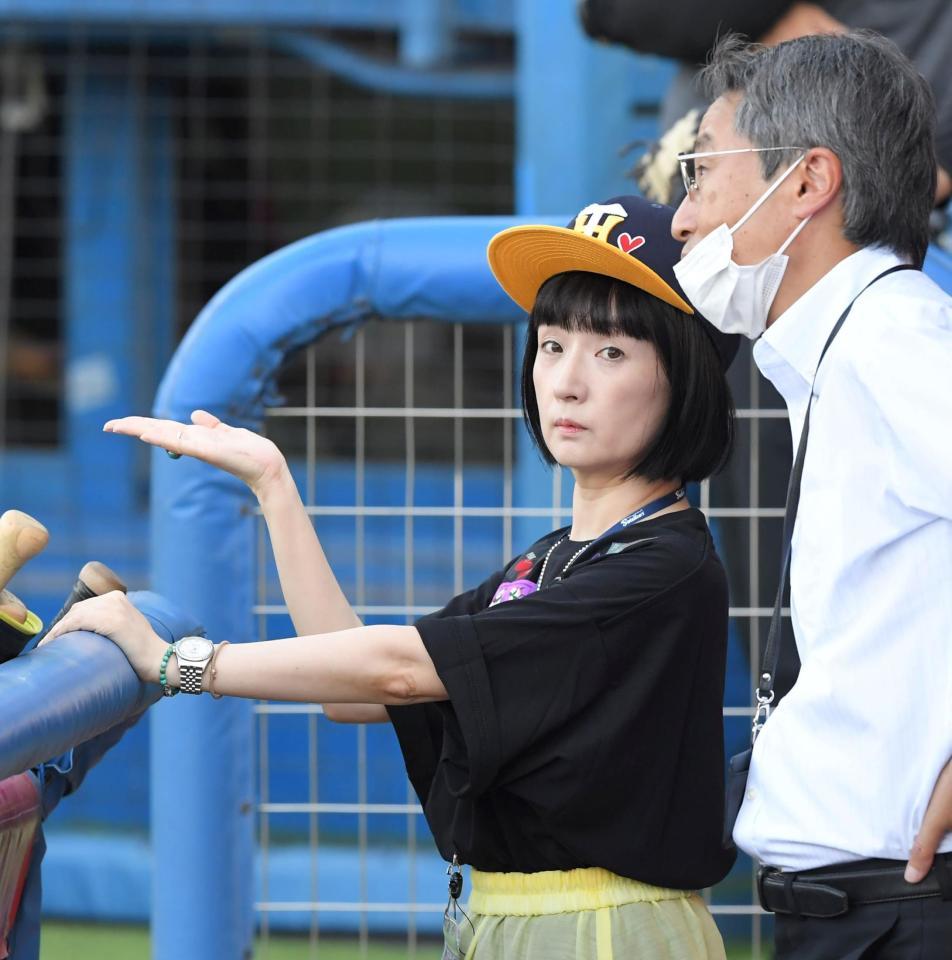 　百北球団社長（右）と話す千秋（撮影・高部洋祐）