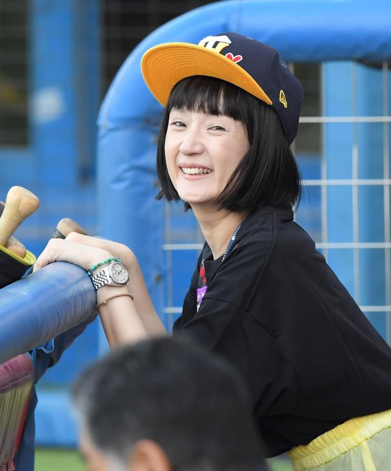 　試合前、阪神ベンチからナインの練習を見守る千秋（撮影・高部洋祐）