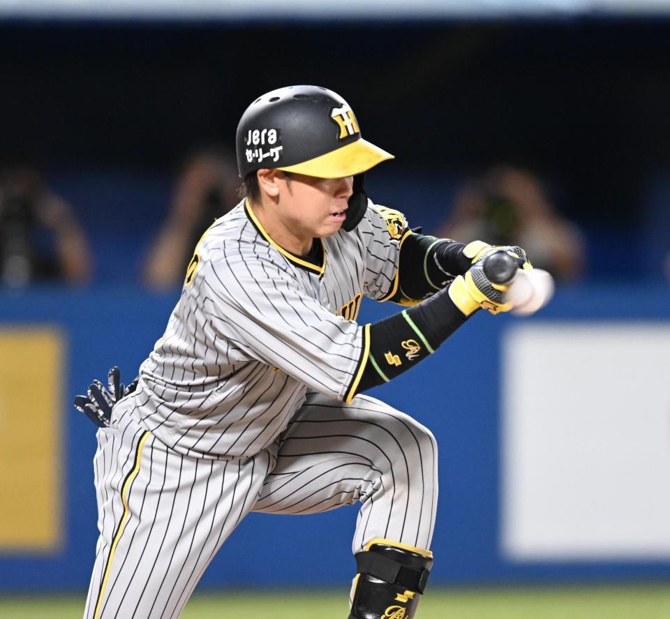 　７回、梅野の送りバントが安打に（撮影・金田祐二）