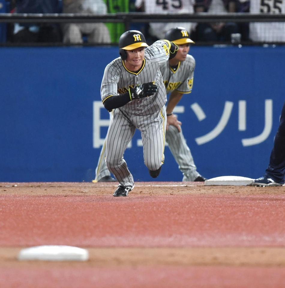 　５回、二塁へスタートを切る近本（撮影・棚橋慶太）