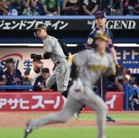 　８回、適時二塁打を放った佐藤輝（左）＝撮影・棚橋慶太