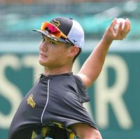 　大竹にアドバイスをもらった握りでキャッチボールをする西純（撮影・立川洋一郎）