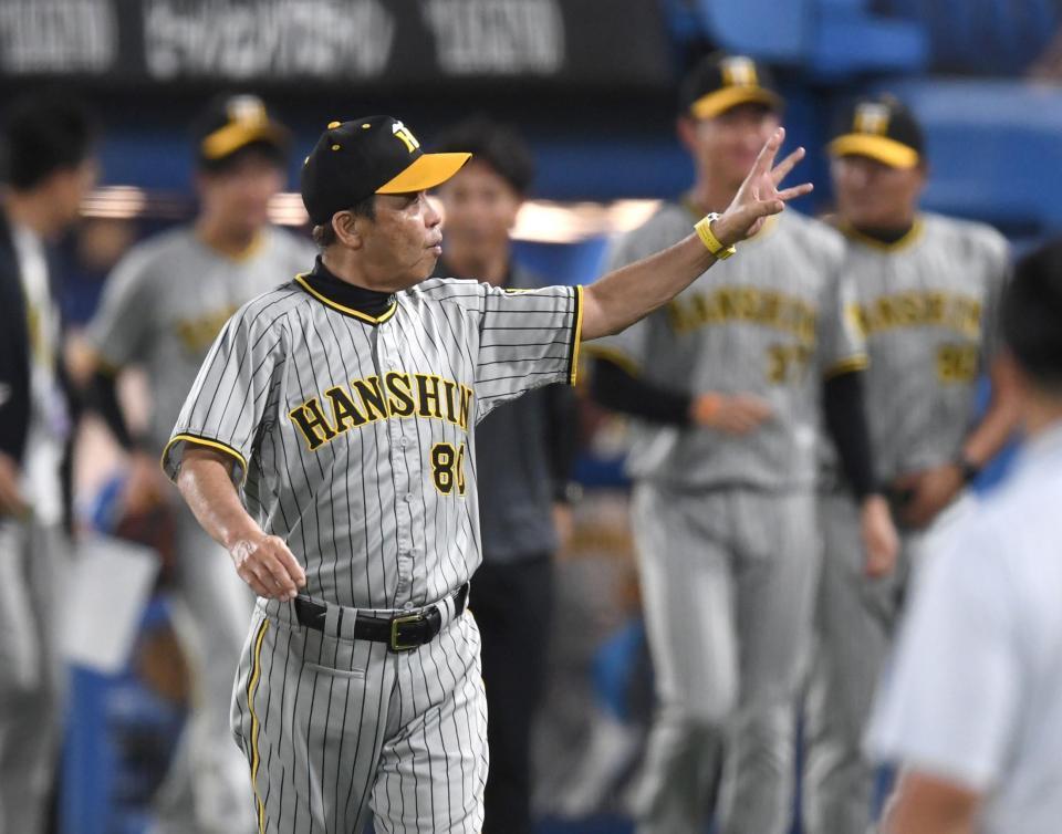 　ヤクルトに勝利しファンの声援に応える岡田監督（撮影・棚橋慶太）