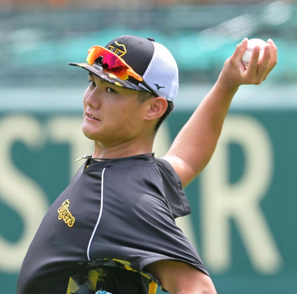 　大竹にアドバイスをもらった握りでキャッチボールをする西純（撮影・立川洋一郎）