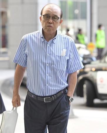 　新幹線のホームへ向かう岡田監督（撮影・高部洋祐）