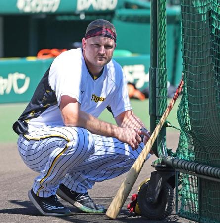 　打撃練習の順番を待つノイジー（撮影・立川洋一郎）