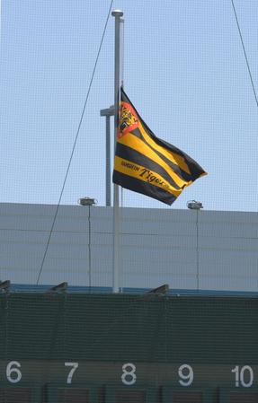 　半旗が掲げられた鳴尾浜球場（撮影・北村雅宏）