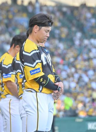 　横田さんへ黙とうを捧げる梅野ら阪神ナイン（撮影・立川洋一郎）