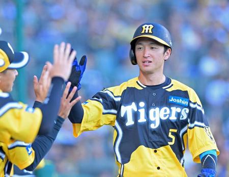 　１回、佐藤輝の適時二塁打で先制のホームを踏み、ナインとタッチを交わす近本（撮影・立川洋一郎）