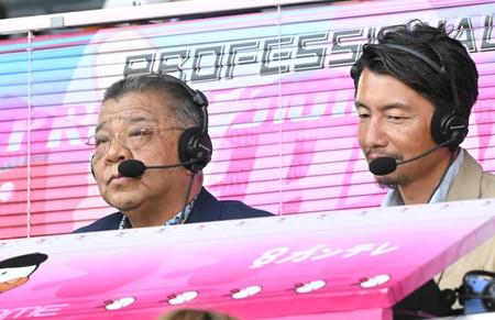 　実況席から試合を見守る掛布雅之氏（左）と鳥谷敬氏（撮影・高部洋祐）