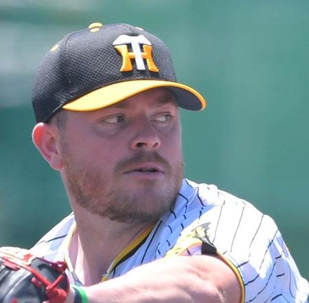 　喪章を左腕に付け、力投するビーズリー（撮影・北村雅宏）