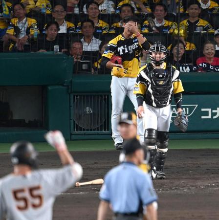 　５回、勝ち越しを許し、悔しがる西純（撮影・飯室逸平）
