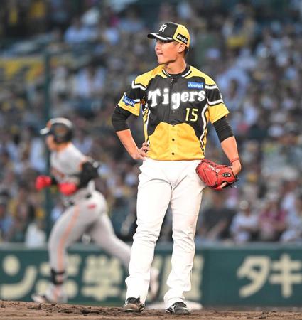 　４回、岡本和（左）に同点ソロを浴びる西純（撮影・高部洋祐）