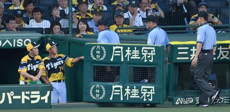 　４回、リプレイ検証のため、グラウンドを出る審判（撮影・飯室逸平）