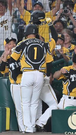 　６回、逆転弾を放ち、天に向かってポーズを決める大山（中央奥）＝撮影・高部洋祐