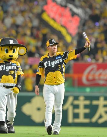 　スタンドのファンの歓声に応える大山（撮影・立川洋一郎）