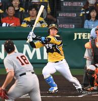 　１回、中前打を放つ近本（撮影・飯室逸平）